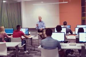 profesor y estudiantes en el aula de laboratorio de computación foto