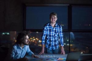 gente de negocios en el sitio de construcción en la nueva oficina de inicio en la noche foto