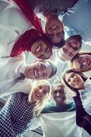 grupo multiétnico de jóvenes empresarios celebrando el éxito foto