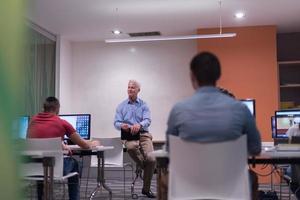 profesor y estudiantes en el aula de laboratorio de computación foto