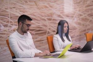 equipo de negocios de inicio en una reunión foto