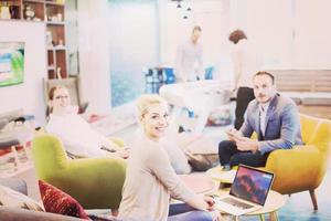 equipo de negocios de inicio en una reunión en un edificio de oficinas moderno foto