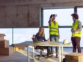 grupo de empresarios, arquitectos e ingenieros en obras de construcción foto