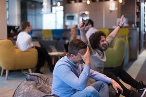 trabajadores de oficina de inicio jugando juegos de computadora foto