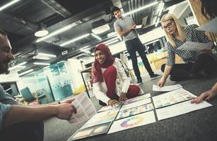 mujer musulmana negra reunida con un equipo multiétnico de empresas emergentes foto