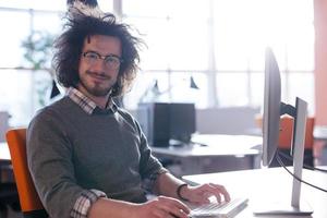 hombre de negocios que trabaja usando una computadora en la oficina de inicio foto