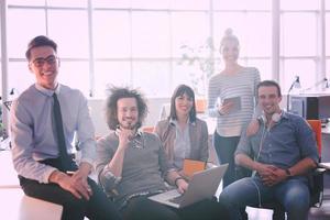 retrato de un equipo de negocios en una reunión foto