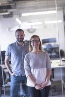 pareja de negocios en la oficina foto