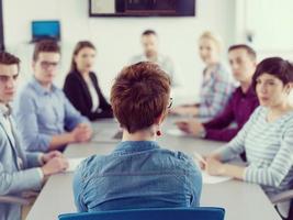 equipo de negocios en una reunión en un edificio de oficinas moderno foto