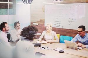 equipo de negocios de inicio en una reunión en un edificio de oficinas moderno foto