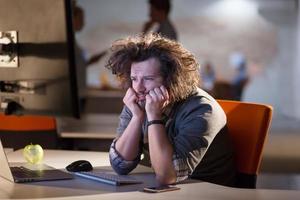 hombre de negocios descansando en el escritorio foto