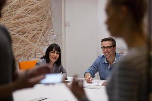 equipo de negocios en una reunión en un edificio de oficinas moderno foto