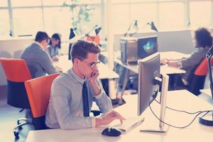 hombre de negocios que trabaja usando una computadora en la oficina de inicio foto