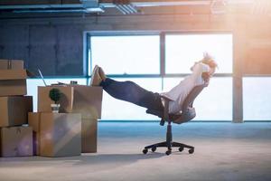 joven hombre de negocios tomando un descanso en el sitio de construcción foto