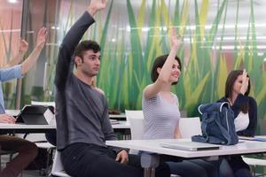 grupo de estudiantes levantan la mano foto