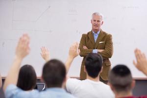 profesor con un grupo de estudiantes en el aula foto