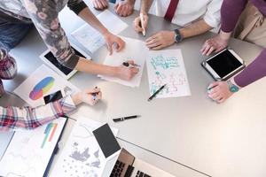 grupo de jóvenes empresarios reunidos en una oficina moderna foto