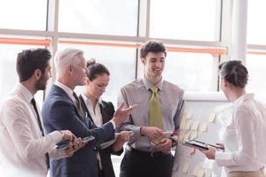 joven empresario de inicio haciendo una presentación a un inversor senior foto