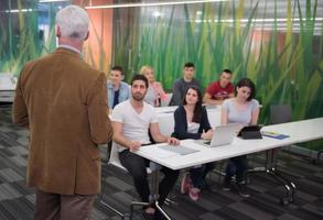 profesor con un grupo de estudiantes en el aula foto