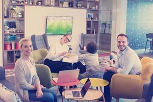 equipo de negocios de inicio en una reunión en un edificio de oficinas moderno foto