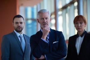 hombre de negocios senior con su equipo en la oficina foto