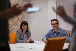 equipo de negocios en una reunión en un edificio de oficinas moderno foto