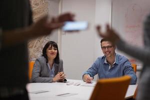 equipo de negocios en una reunión en un edificio de oficinas moderno foto