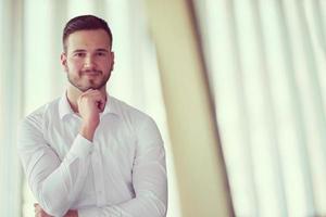 hombre de negocios con barba en la oficina moderna foto