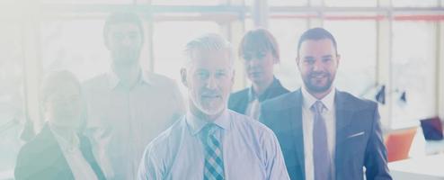 hombre de negocios senior con su equipo en la oficina foto