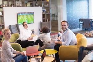 equipo de negocios de inicio en una reunión en un edificio de oficinas moderno foto