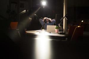 hombre de negocios descansando en el escritorio foto