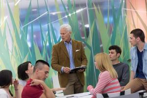 profesor con un grupo de estudiantes en el aula foto