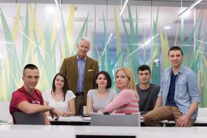 retrato de profesor con grupo de estudiantes en segundo plano. foto