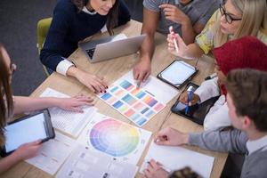 equipo de negocios de inicio multiétnico que tiene una reunión foto