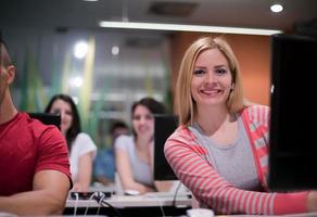 grupo de estudiantes de tecnología que trabajan en el aula de la escuela de laboratorio de computación foto