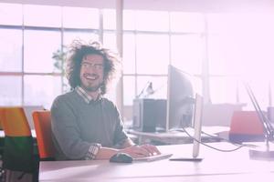 hombre de negocios que trabaja usando una computadora en la oficina de inicio foto