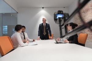 grupo de personas de negocios lluvia de ideas sobre la reunión foto