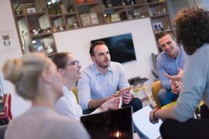 equipo de negocios de inicio en una reunión en un edificio de oficinas moderno foto