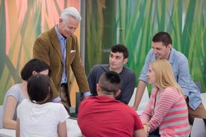 profesor con un grupo de estudiantes en el aula foto