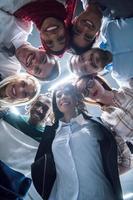 grupo multiétnico de jóvenes empresarios celebrando el éxito foto