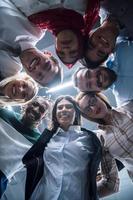 grupo multiétnico de jóvenes empresarios celebrando el éxito foto