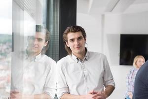 joven empresario en la oficina de inicio junto a la ventana foto