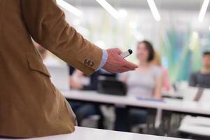 primer plano de la mano del maestro mientras enseña en el aula foto