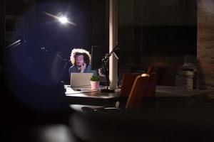 hombre de negocios descansando en el escritorio foto