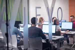 grupo de estudiantes de tecnología que trabajan en el aula de la escuela de laboratorio de computación foto