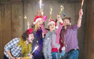 grupo multiétnico de gente de negocios casual tomando selfie durante la fiesta de año nuevo foto