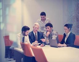 grupo de personas de negocios en reunión en la oficina de inicio moderna foto