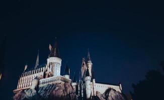 osaka, japón el 8 de julio de 2019. un espectáculo de luces muy hermoso por la noche en el castillo de hogwarts que debes y debes ver cuando visites universal studios japan. foto