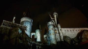 osaka, japón el 8 de julio de 2019. un espectáculo de luces muy hermoso por la noche en el castillo de hogwarts que debes y debes ver cuando visites universal studios japan. foto