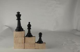piezas de ajedrez' de cubos de madera muestran los conceptos de la realidad. concepto de negocio foto
